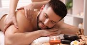 Relaksacyjny masaż przy świecach i muzyce