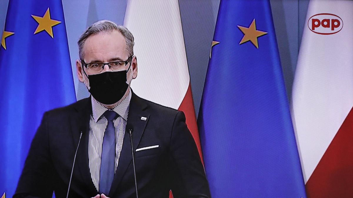 Warszawa, 25.03.2021. Koronawirus w polsce. Minister zdrowia Adam Niedzielski podczas konferencji prasowej w KPRM, 25 bm., transmitowanej w serwisie pap.pl i oglądanego w jednym z mieszkań w Warszawie. Konferencja dot. nowych zasad bezpieczeństwa epidemicznego. (aldg) PAP/Paweł Supernak