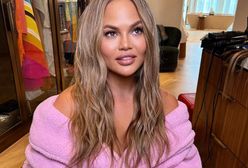 Chrissy Teigen pozowała do zdjęć przed studiem. Jej kreacja robi wrażenie