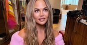 Chrissy Teigen pozowała do zdjęć przed studiem. Jej kreacja robi wrażenie