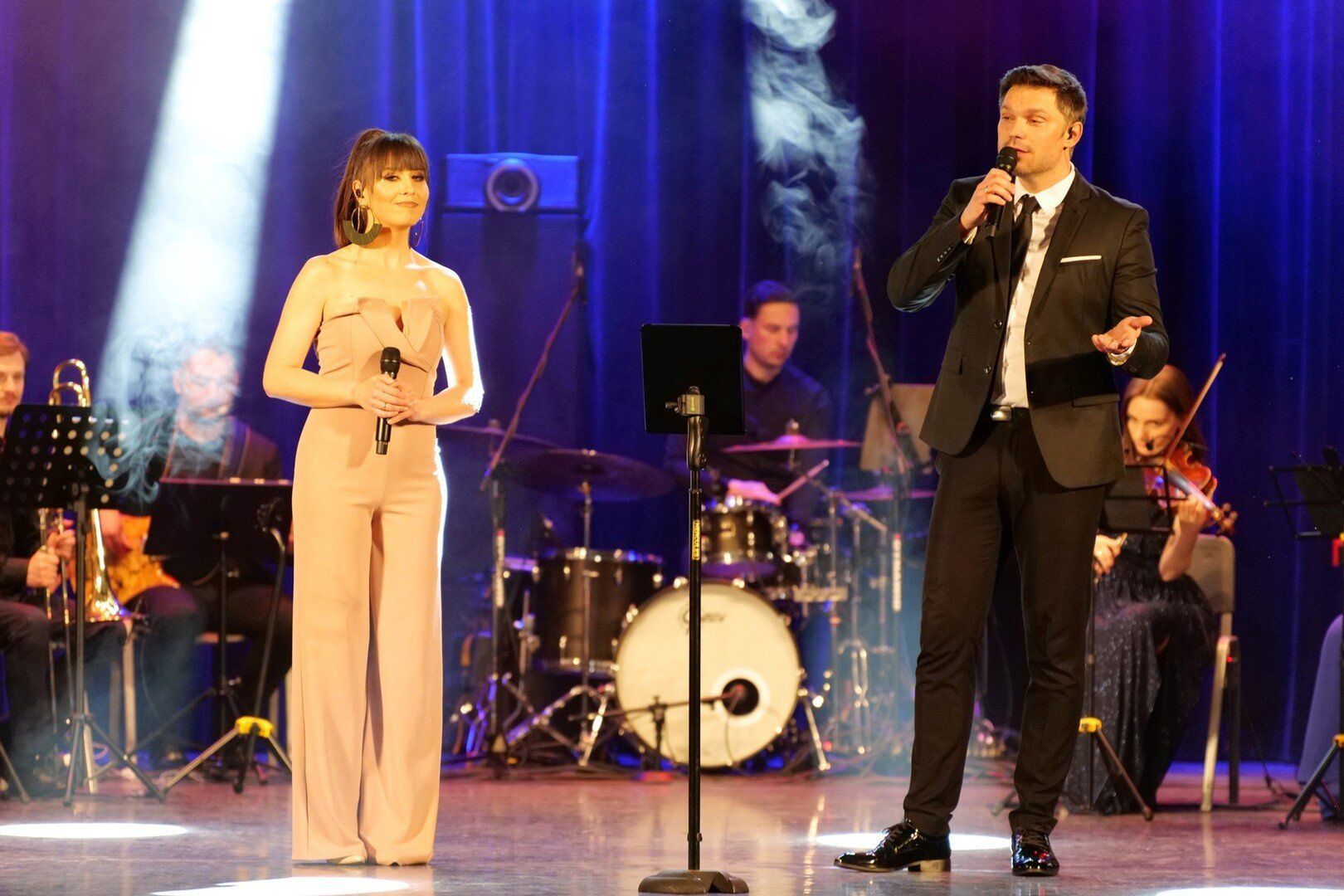 Na scenie pojawili się Ewa Siembida-Jachym i Marcin Jajkiewicz, którym towarzyszyła orkiestra Sinfonia Carpathia