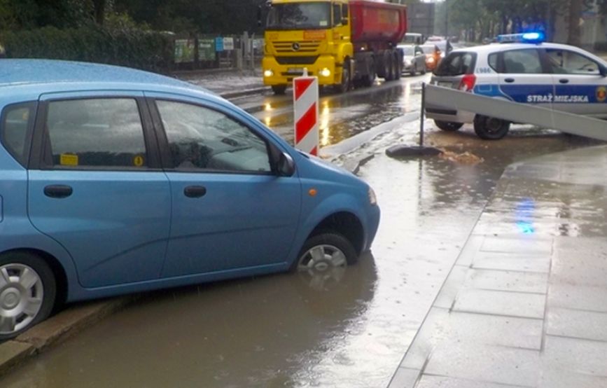 Warszawa. Koło ratunkowe od miejskich strażników. Wydobyli auto z wielkiej kałuży