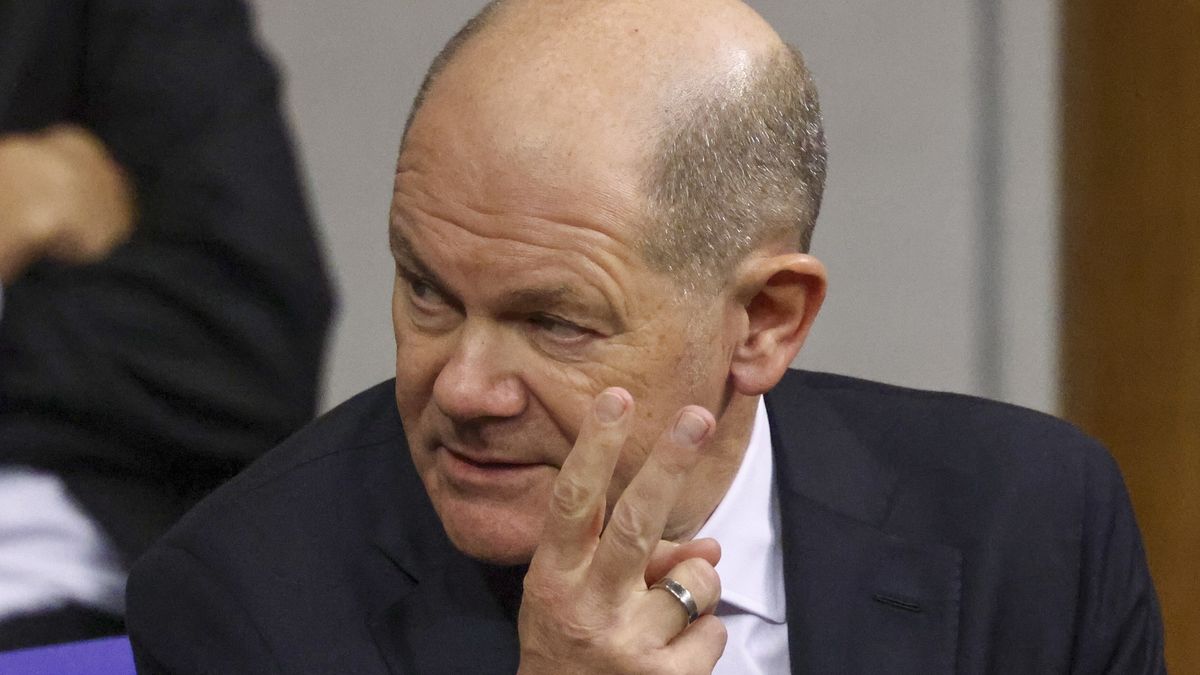 German Chancellor Olaf Scholz gestures during a session of the German Bundestag after the vote of confidence in the German Chancellor, in Berlin, Germany, 16 December 2024. Scholz on 11 December submitted a motion for a vote of confidence in the German Bundestag to pave the way for new elections. EPA/HANNIBAL HANSCHKE Dostawca: PAP/EPA.