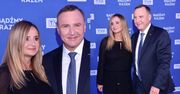 Ramówka TVP. Jacek i Joanna Kurscy w czerni i granacie demonstrują na ściance uśmiechy od ucha do ucha (ZDJĘCIA)