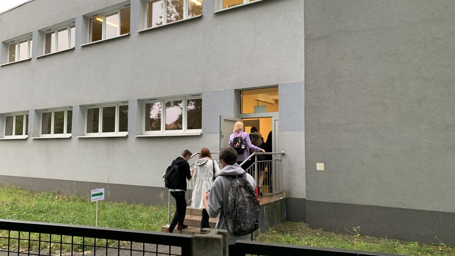 Nauka zdalna. Ochotnicze otwieranie szkół
