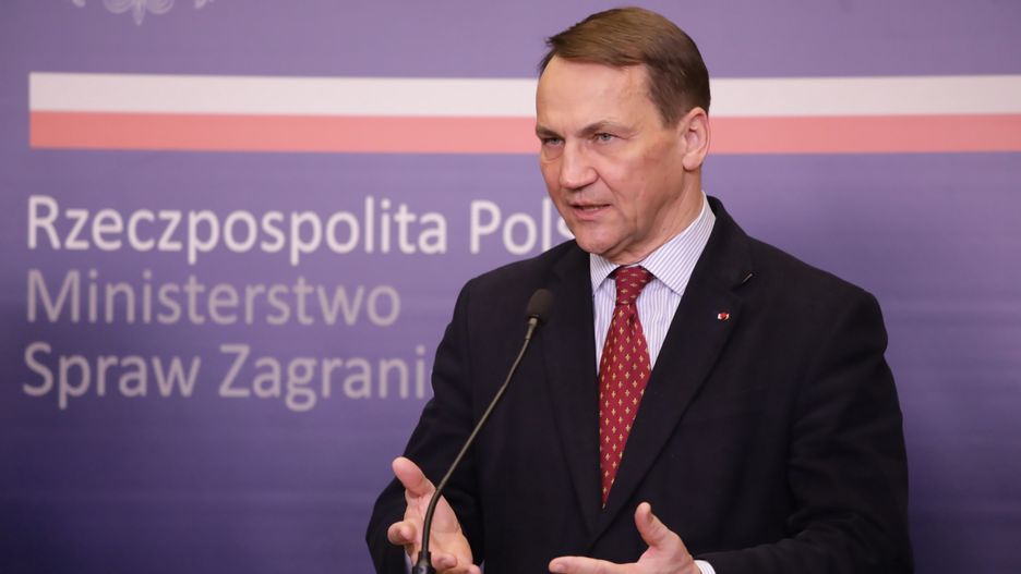 Warszawa, 05.02.2024. Minister spraw zagranicznych RP Radosław Sikorski podczas wspólnej konferencji prasowej z wysokim przedstawicielem Unii Europejskiej do spraw zagranicznych i polityki bezpieczeństwa Josepem Borrellem po spotkaniu w siedzibie MSZ w Warszawie, 5 bm. (jm) PAP/Tomasz Gzell