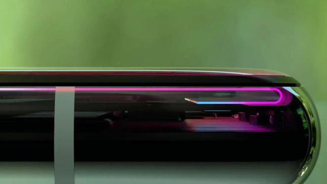 Dolna część ekranu iPhone'a X jest zwinięta we wnętrzu obudowy
