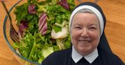 Siostra Anastazja robi obłędną surówkę z sałaty lodowej. Wszystko przez jeden dodatek