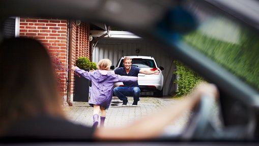 Opieka naprzemienna może być ustalona zarówno na podstawie wniosku rodziców i złożonego przez nich tzw. planu wychowawczego, jak i w przypadku braku takiego porozumienia. 