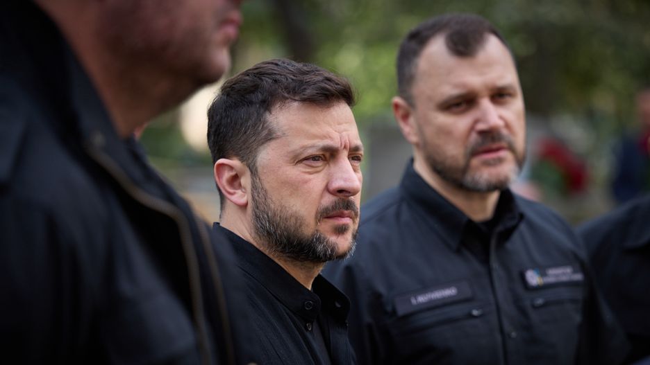 A handout photo made available by the Ukrainian Presidential Press Service shows Ukraine's President Volodymyr Zelensky visiting the site of a Russian attack on a residential building in the Solomianskyi district of Kyiv, Ukraine, 19 June 2025, amid the Russian invasion. Zelensky laid flowers and honored the memory of the 23 victims recovered from the destroyed building, which was struck by a Russian attack on 17 June, the Ukrainian presidential palace reported. EPA/UKRAINIAN PRESIDENTIAL PRESS SERVICE HANDOUT -- MANDATORY CREDIT: UKRAINIAN PRESIDENTIAL PRESS SERVICE -- HANDOUT EDITORIAL USE ONLY/NO SALES Dostawca: PAP/EPA.