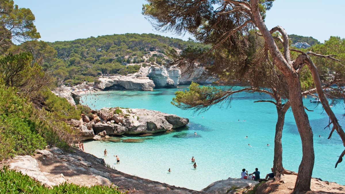 Minorka kusi pięknymi zatokami