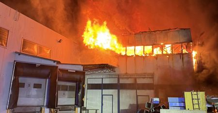 Potężny pożar na Mazowszu. 160 strażaków na miejscu. Były wybuchy