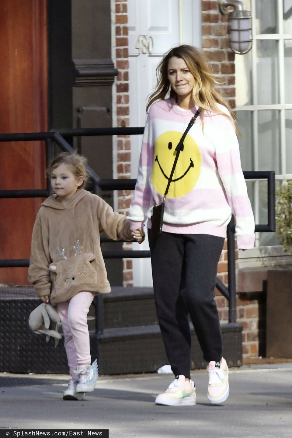 Blake Lively i Ryan Reynolds na rodzinnym spacerze