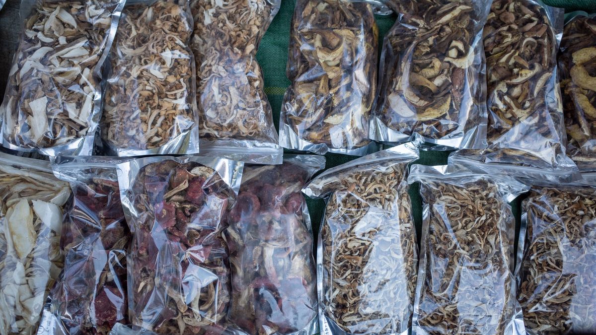 Dried mushrooms packed in plastic bags sold at the market.
wulingyun