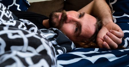 Utrudniają zasypianie. Zakazane przed snem