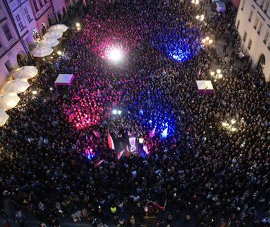 Zandberg pokazał zdjęcie z wiecu. Uderza w "politykę mieszkaniową PO-PiS"