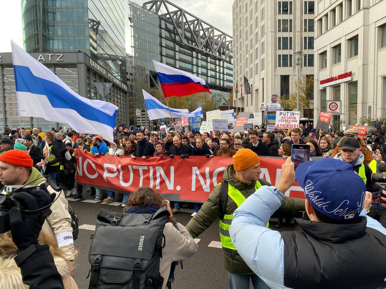 Berlin protesters demand Putin's ousting and war's end