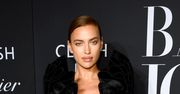 STYLOWE MAMY: Irina Shayk w aksamitnej mini z popularnej sieciówki