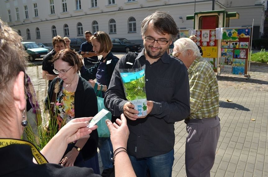 Masz niepotrzebne baterie, plastik, puszki po farbie? Przyjdź i wymień odpady na sadzonkę