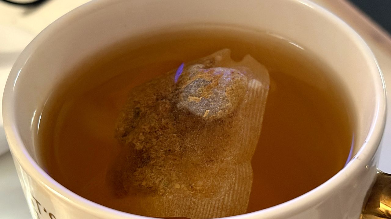 Ten napar koi gardło i drogi oddechowe. Lipa działa inaczej niż większość ziół