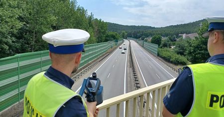 Policjanci staną przy bramkach. Chcą powstrzymać nowy trend