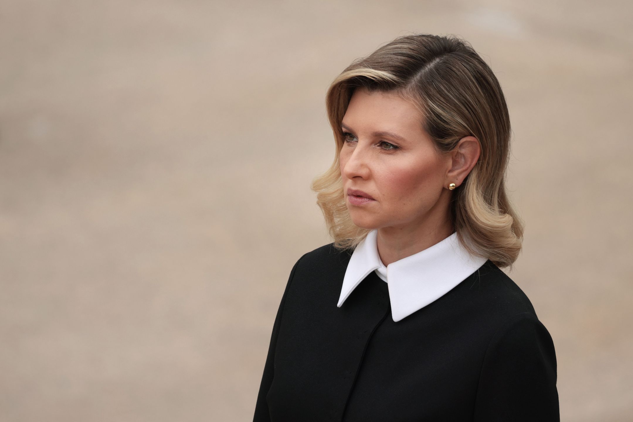 ARLINGTON, VIRGINIA - SEPTEMBER 01: Olena Zelenska looks on as her husband, Ukrainian President Volodymyr Zelensky participates in an Armed Forces Full Honor Wreath Ceremony at the Tomb of the Unknown Soldier at Arlington National Cemetery on September 1, 2021 in Arlington, Virginia. President Zelensky will meet with U.S. President Joe Biden on later today at the White House. (Photo by Anna Moneymaker/Getty Images)