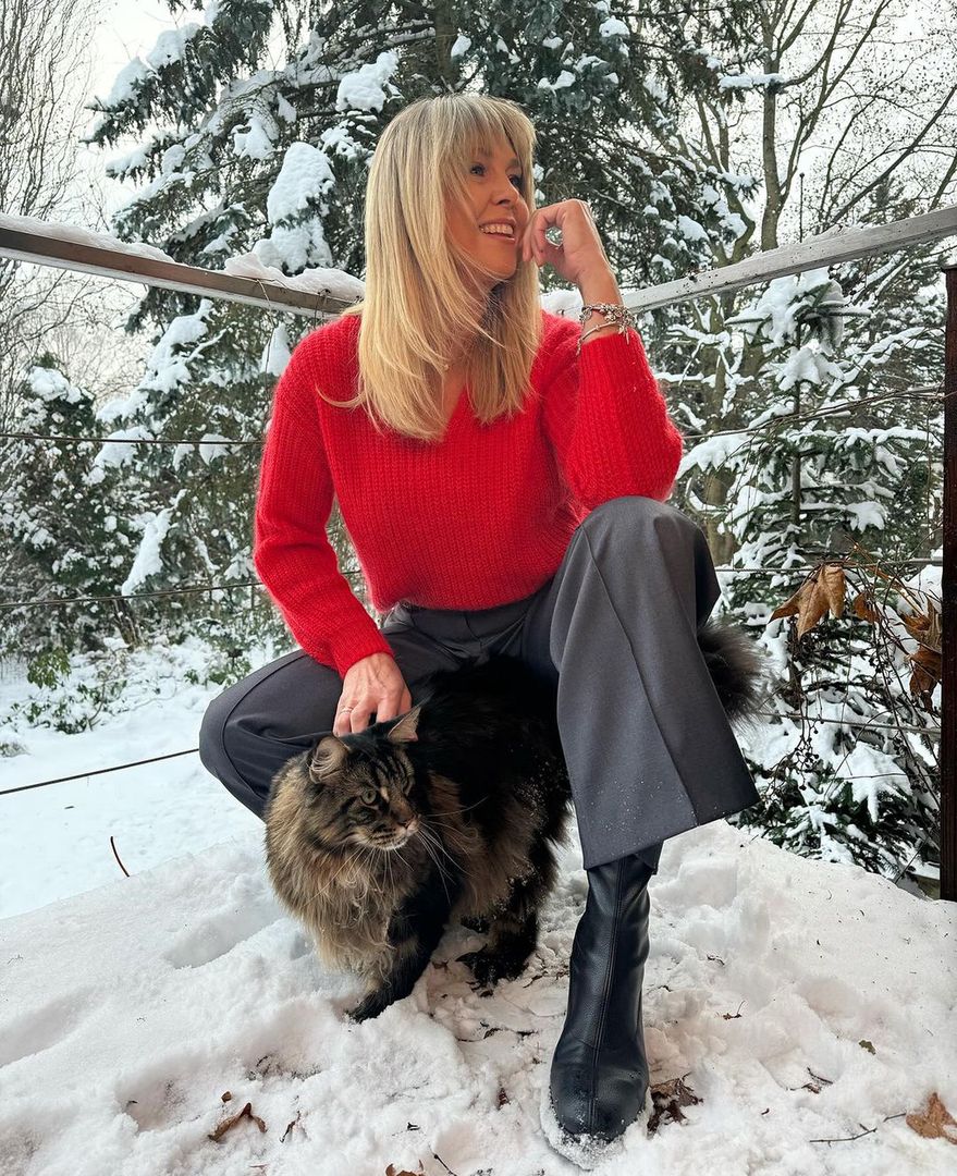 Ewa Wachowicz w czerwonym swetrze 