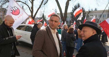 Zakłócił sesję rady miejskiej. Prokuratura zajęła się Bąkiewiczem