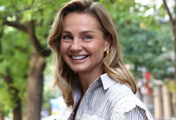 Wylegiwała się nad basenem. Jej bikini robi wrażenie