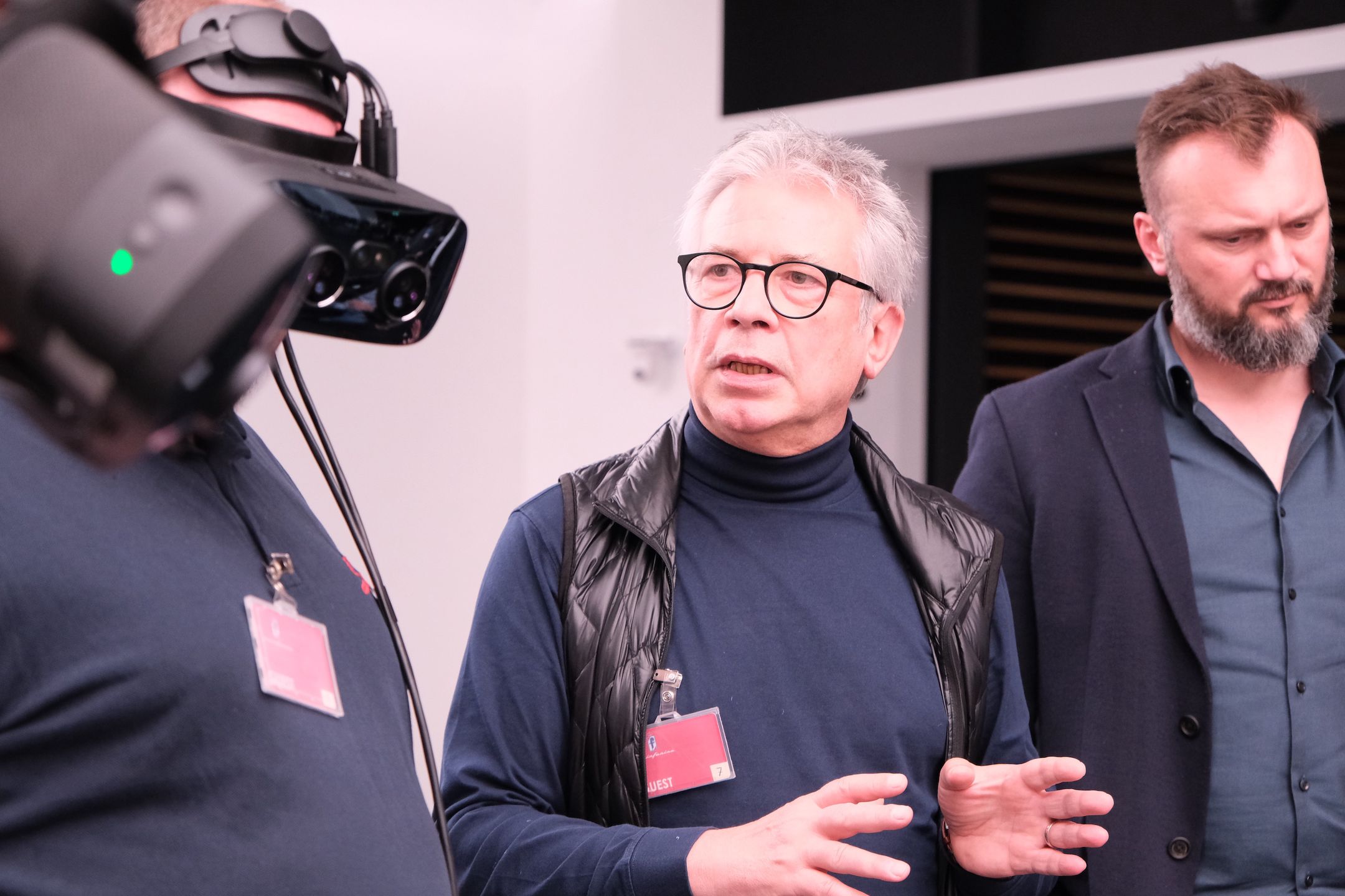 Oglądanie prototypu Izery w goglach VR
