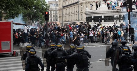 Zamieszki na tle rasowym w Londynie i Paryżu. Doszło do starć z policją