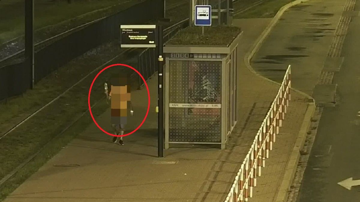 Niecodzienne sceny w Krakowie. Szedł z podpiętą kroplówką. 