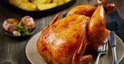 Najprostszy przepis na pieczonego kurczaka. Dzięki tej metodzie będzie miał chrupiącą skórkę