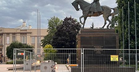 Na Placu Litewski pojawił się metalowy płot. Rozpoczyna się ważny remont