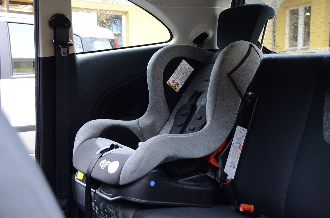 To jest fotelik, pierwszy, w jakim posadzisz dziecko. Ma własne pasy, a bezpieczeństwo zależy od tego, jak go zamocujesz w samochodzie oraz od tego, jak zapniesz pasy dziecku.