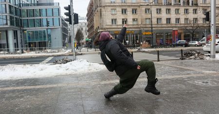 Oblodzony chodnik może drogo kosztować. Posyp, bo się nie wypłacisz