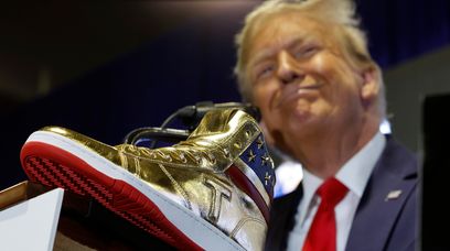 Donald Trump wyprzedał "złote trumpki". Ciuła na spłatę grzywny?