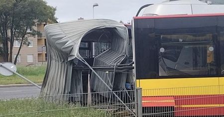 Autobus rozerwało na pół. Groźny incydent we Wrocławiu