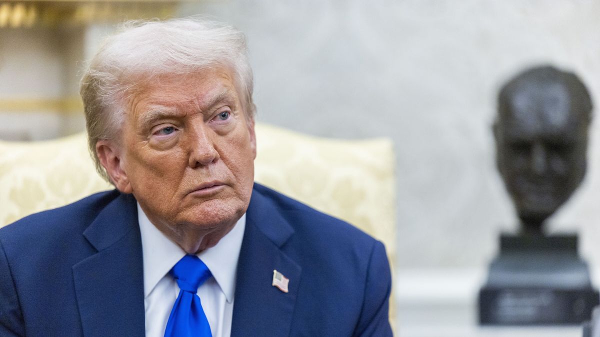 US President Donald Trump meets with Canadian Prime Minister Mark Carney (not pictued) in the Oval Office of the White House in Washington, DC, USA, 07 October 2025. The two are expected to discuss the Trump administration?s tariffs on Canadian steel, lumber and automobiles, along with other goods. EPA/SHAWN THEW / POOL Dostawca: PAP/EPA.