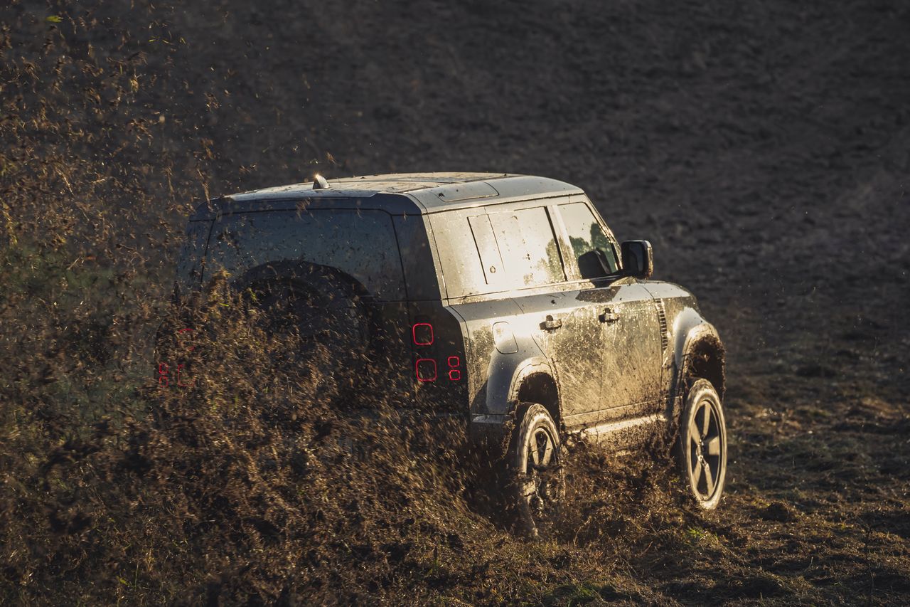 Land Rover Defender wystąpi w nowym filmie o Jamesie Bondzie. Nie będzie miał łatwego życia