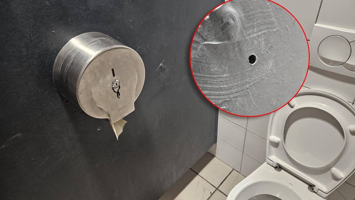 Otwór w ściance kabiny męskiej toalety w Lerclerc przy ul. Zana