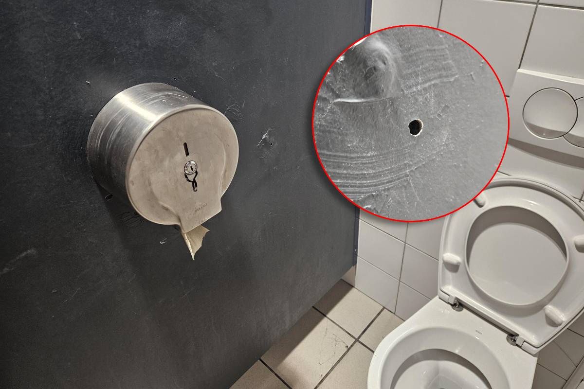 Otwory w ściankach kabin w męskiej toalecie. Czytelnik ostrzega przed podglądaczem | ZDJĘCIA