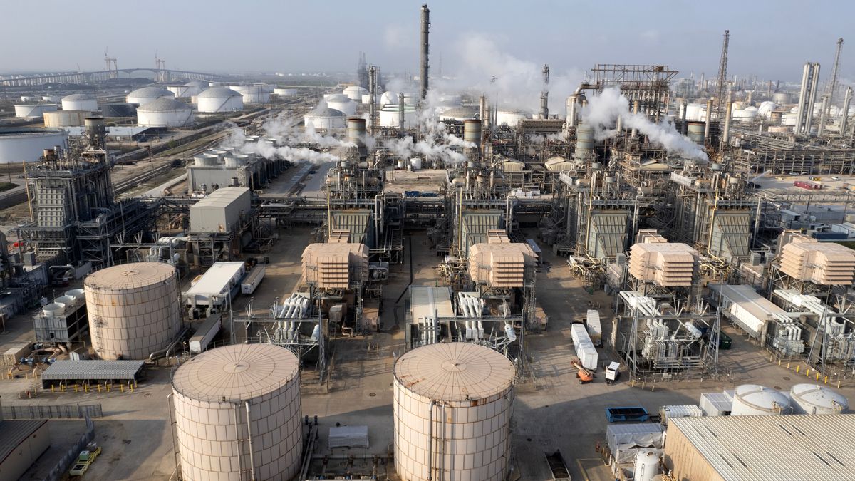 Ceny ropy pikują. Eksperci obawiają się recesji w USA