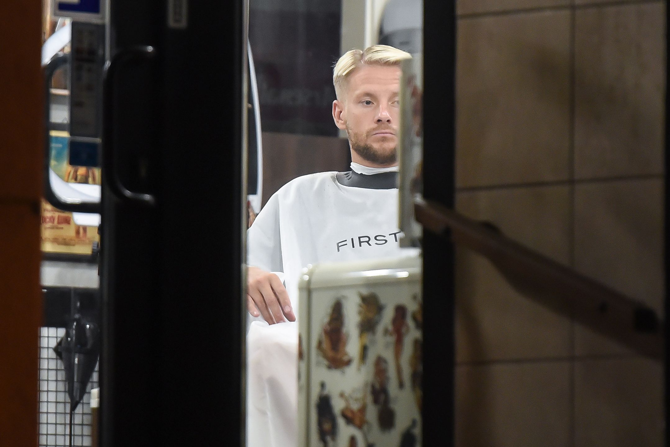 Sebastian Fabijański u fryzjera