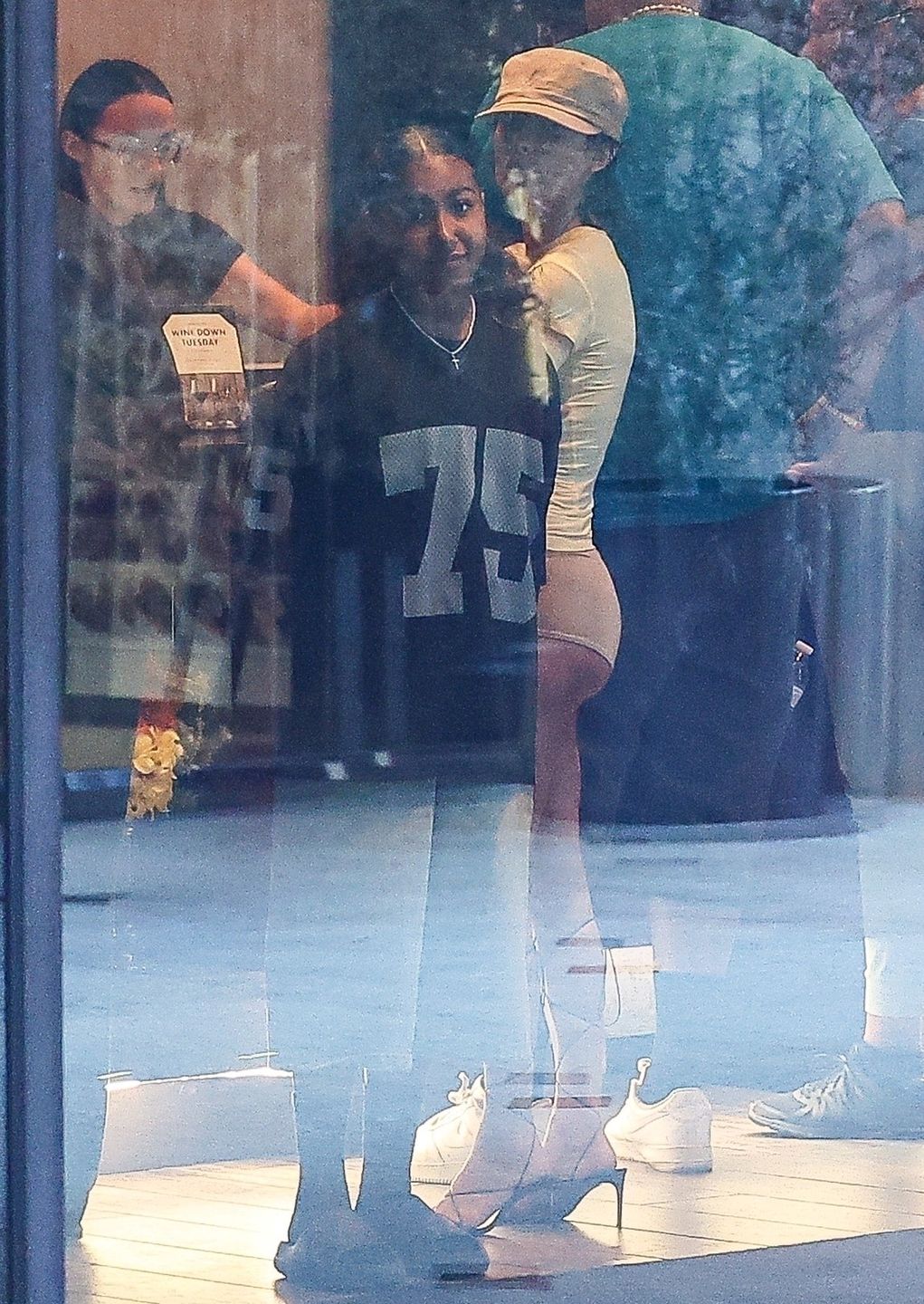 Bianca Censori maszeruje do kina w beżowych majtkach