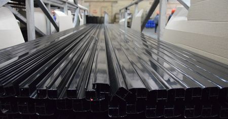 Nowe cła na stal i aluminium weszły w życie – Unia Europejska odpowiada odwetowymi taryfami