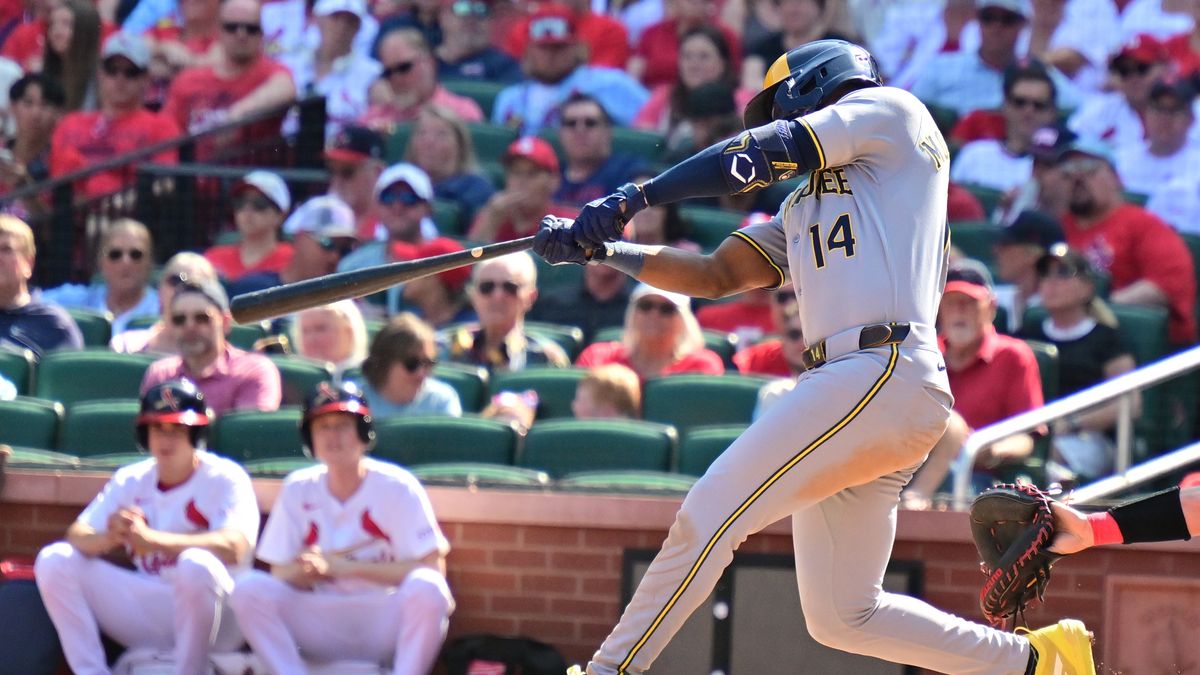 ST. LOUIS, MO - SEPTEMBER 21: Milwaukee Brewers second baseman Andruw Monasterio (14) singles in the fourth inning during a MLB game between the Milwaukee Brewers and the St. Louis Cardinals on Sept. 21, 2025, at Busch Stadium, in St. Louis, MO. (Photo by Keith Gillett/Iconsportswire)