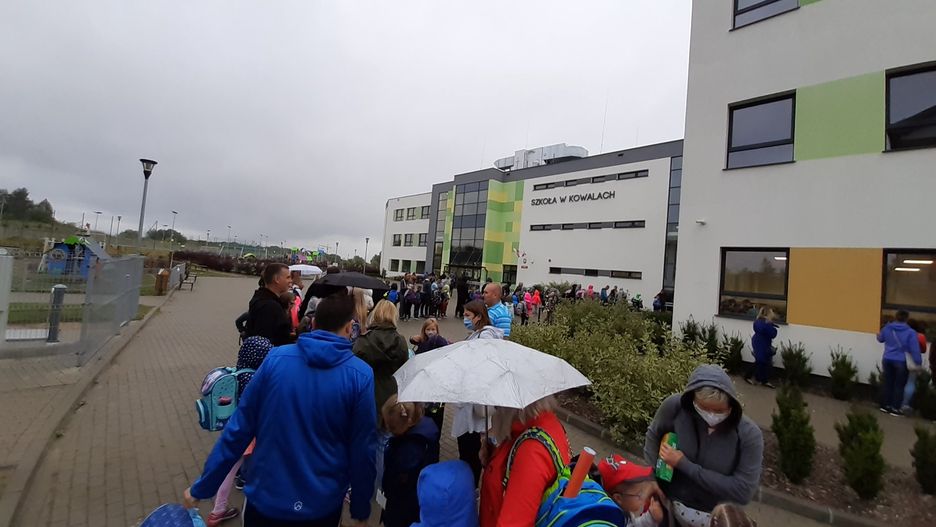 Powrót do szkoły. Uczniowie w całej Polsce stoją w długich kolejkach przed wejściem do placówek