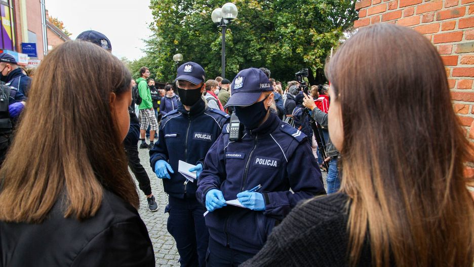 Nowe obostrzenia na Wielkanoc. Szef MSWiA zapowiada stanowcze działania. Policja ma być bezwzględna