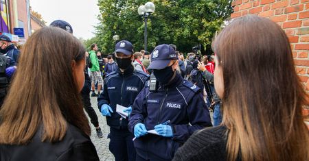 Nowe obostrzenia na Wielkanoc. Szef MSWiA zapowiada stanowcze działania. Policja ma być bezwzględna